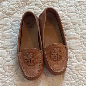 Tory Burch Tan Leather Flats with Logo and Moccasin Stitching